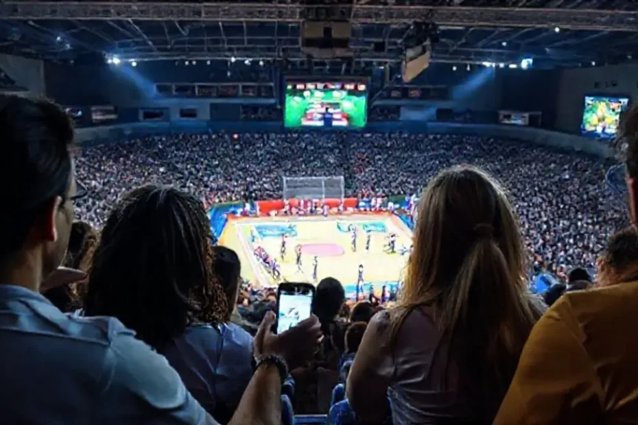 Pessoas assistindo a esportes e apostando no celular